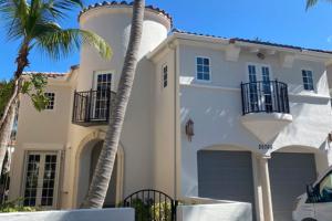painting contractor Coral Gables before and after photo 1682956522323_residential-exterior-painting-services-miami
